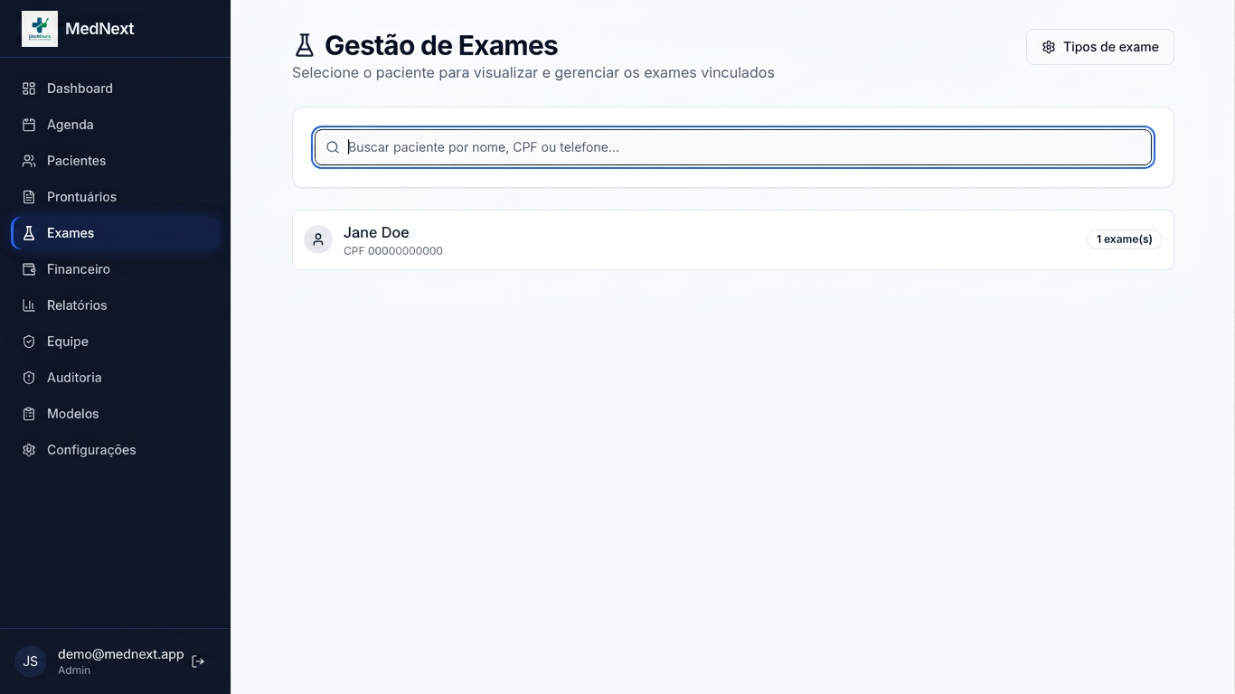 Tela de Gestão de Exames do MedNext com busca por paciente